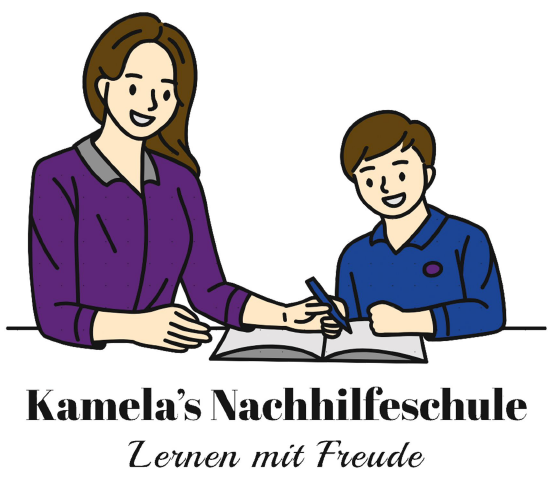 Eine lächelnde Frau mit braunen Haaren und ein Junge lernen fröhlich am Tisch zusammen