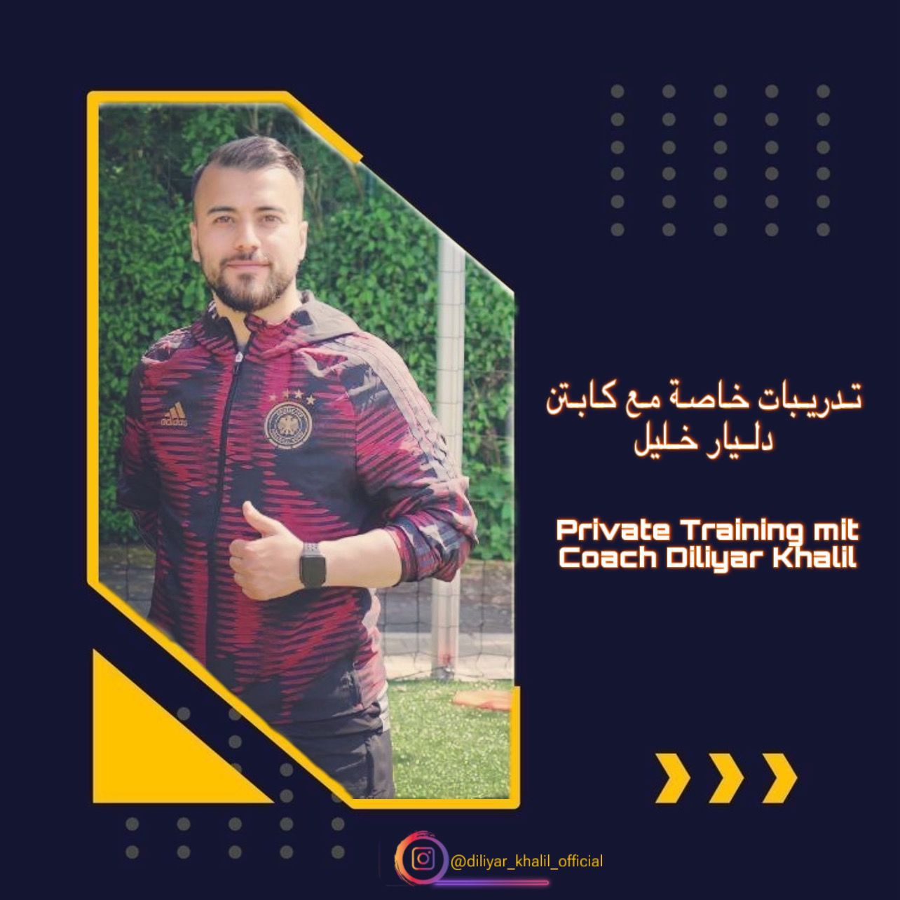 Ein sportlicher Mann mit Bart lächelt freundlich im roten Trainingsanzug draußen