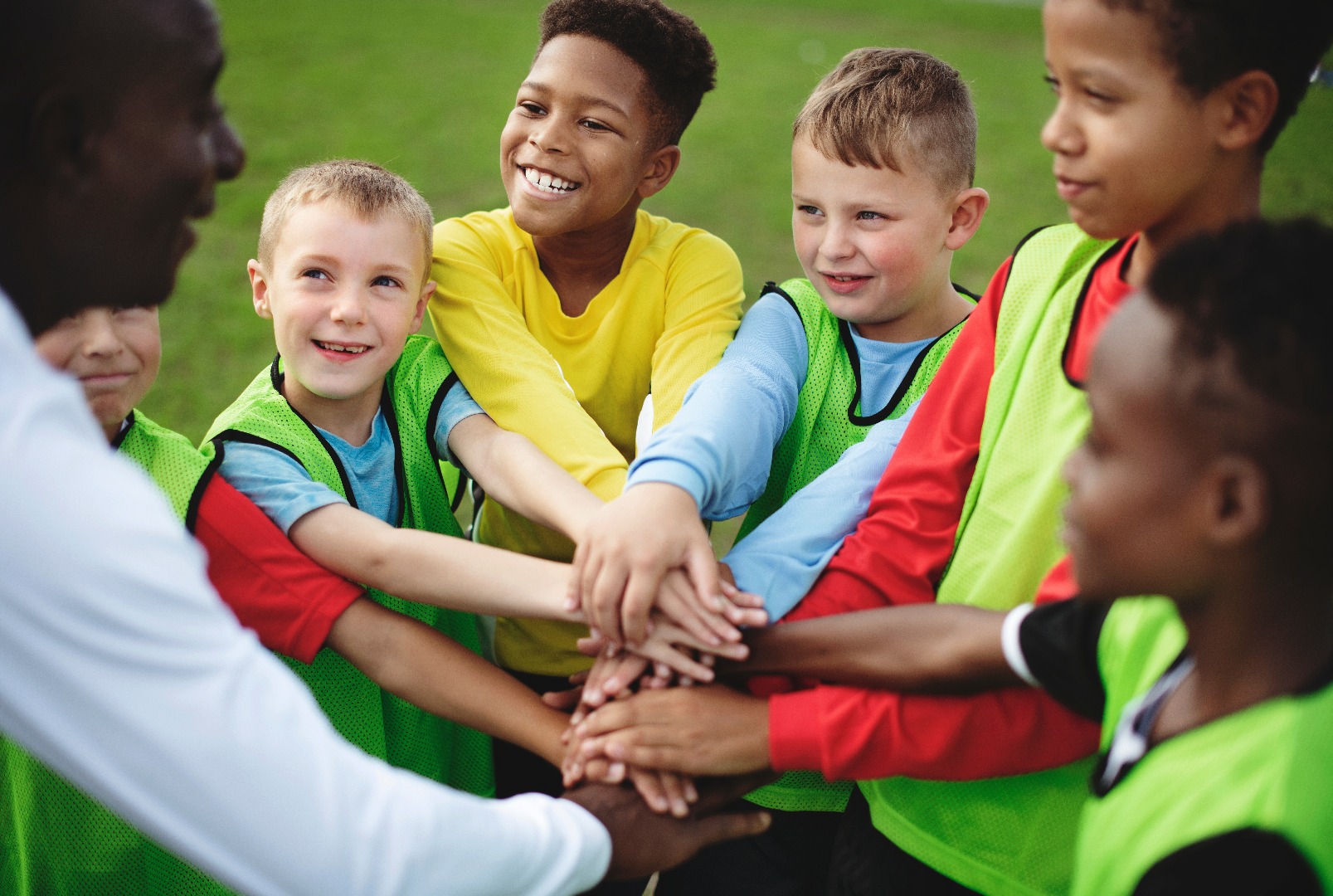 Junioren-Fußballteam stapelt vor einem Spiel die Hände