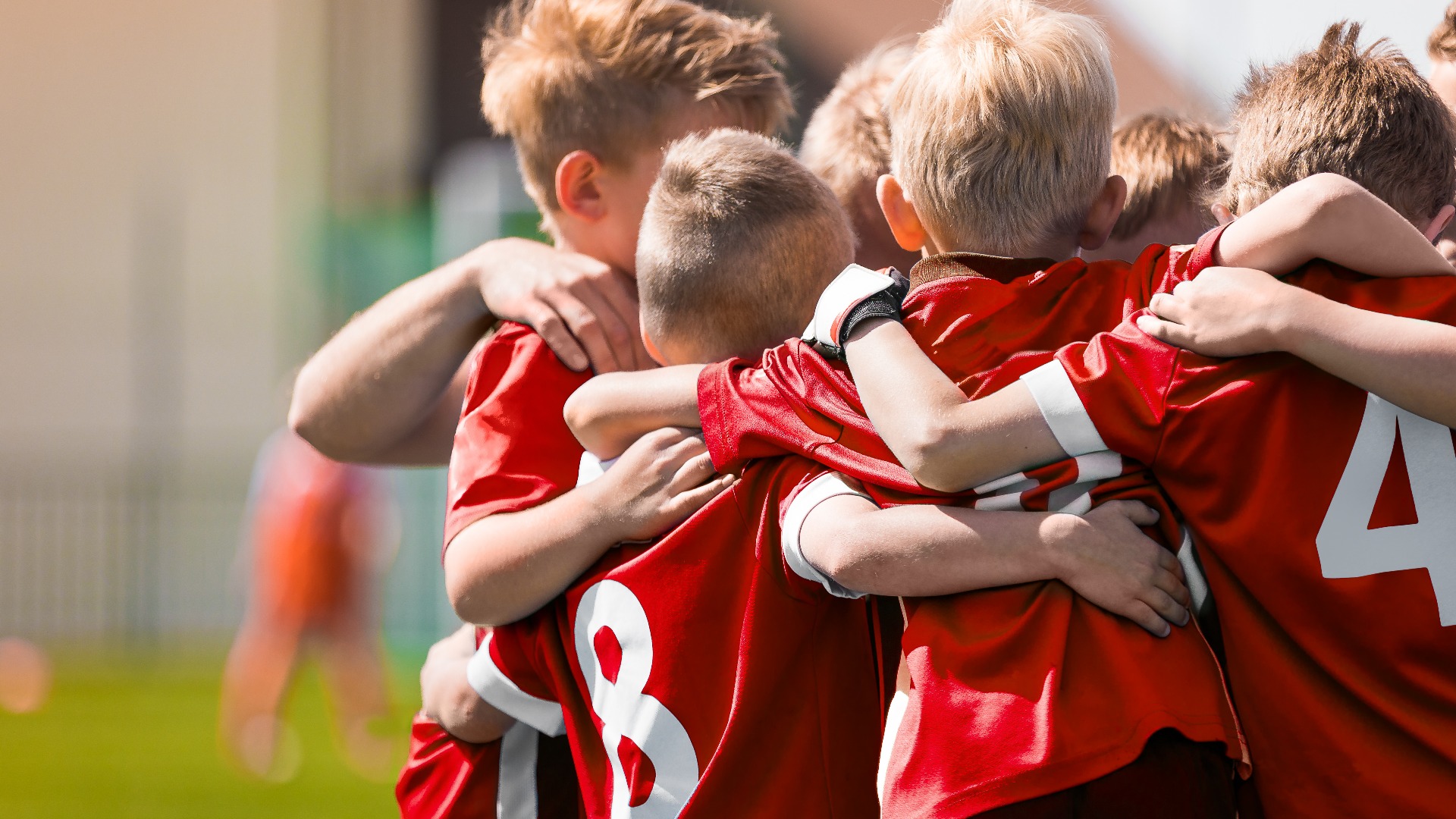 Kinder spielen Sport Spiel. Kinder Sportliches Team United bereit zum Spielen